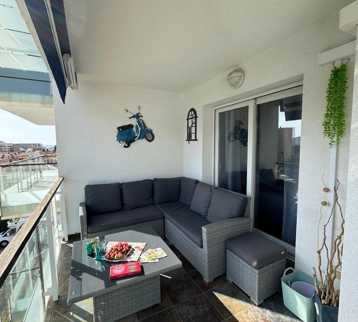 Apartamento Soleado En Porto Marina Con Immo 365 Roses Spanien